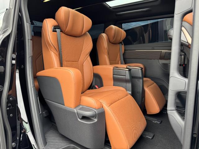 二列目のシートも状態良好です！！！広々としていて、足元のスペースも広く、快適にお乗りいただけます！！！また、当店では実際に乗っていただくことも可能ですので、実車に乗っていただき、ご体感くださいませ！！