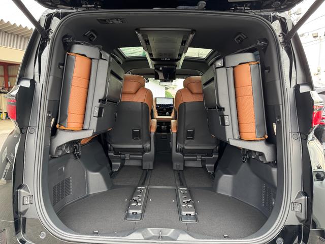 【トランクルーム】リアシートを倒すことで、収納スペースを広げられます！人が横になれるぐらいのスペースです！また、片側だけ後部座席を倒すこともできますので、シチュエーションに合わせて、お使いいただけます