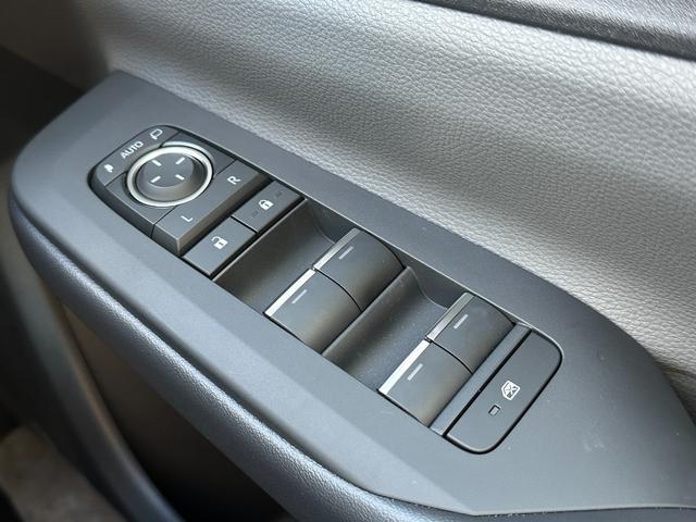 プリウス Ｇ　【ブラインドスポットモニター！！ＥＴＣ２．０！】８インチディスプレイオーディオ　ＡＣ１００Ｖ電源　トヨタセーフティセンス　エレクトロシフトマチック　電動パーキングブレーキ　全席オートウィンドウ　ＬＤＡ（44枚目）