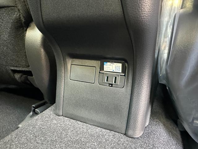 プリウス Ｇ　【ブラインドスポットモニター！！ＥＴＣ２．０！】８インチディスプレイオーディオ　ＡＣ１００Ｖ電源　トヨタセーフティセンス　エレクトロシフトマチック　電動パーキングブレーキ　全席オートウィンドウ　ＬＤＡ（76枚目）