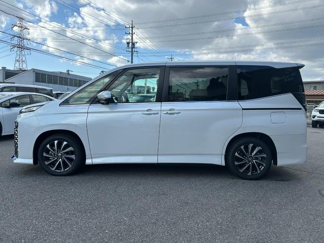 ヴォクシー ハイブリッドＳ－Ｚ　【改モデル！！アドバンスドドライブ！！】ブラインドスポットモニター　ヘッドアップディスプレイ　三眼ＬＥＤヘッドライト　シートヒーター　オットマン　両側パワースライドドア　快適利便パッケージＨｉ　ＥＴＣ（7枚目）