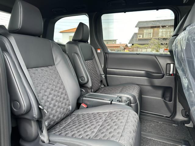 ヴォクシー ハイブリッドＳ－Ｚ　【快適利便パッケージＨｉ！！１０．５ディスプレイオーディオＰｌｕｓ！！】　トヨタチームメイト　ブラインドスポットモニター　両側電動パワースライドドア　ヘッドアップディスプレイ　デジタルインナーミラー（64枚目）