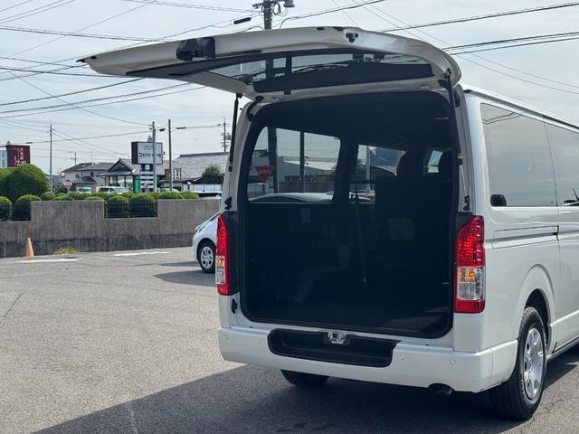 ハイエースバン 　【パノラミックビューモニター！デジタルインナーミラー！】寒冷地仕様　両側パワースライドドア　２０周年限定スカッフプレート　ウッドコンビハンドル　ＬＥＤヘッドライト　プッシュスタート　イージークローザー（24枚目）