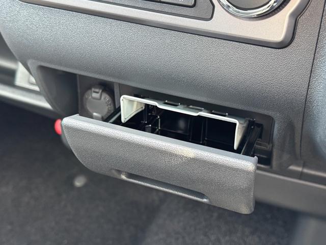 ハイエースバン 　【パノラミックビューモニター！デジタルインナーミラー！】寒冷地仕様　両側パワースライドドア　２０周年限定スカッフプレート　ウッドコンビハンドル　ＬＥＤヘッドライト　プッシュスタート　イージークローザー（55枚目）