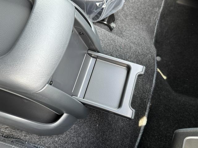 ハイエースバン 　【パノラミックビューモニター！デジタルインナーミラー！】寒冷地仕様　両側パワースライドドア　２０周年限定スカッフプレート　ウッドコンビハンドル　ＬＥＤヘッドライト　プッシュスタート　イージークローザー（62枚目）