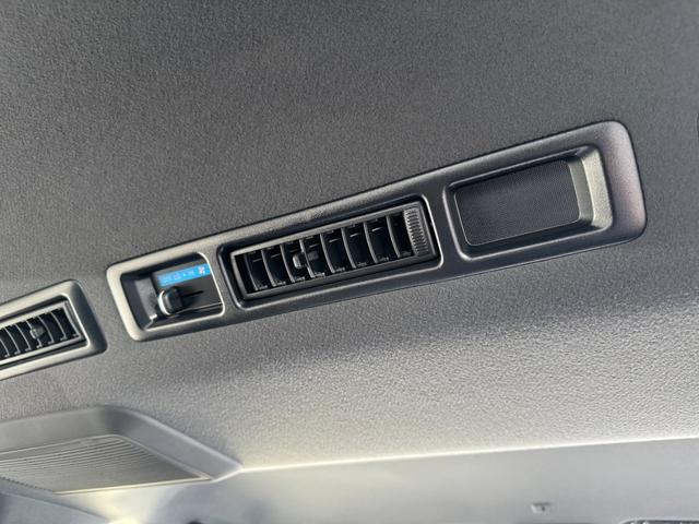 ハイエースバン 　【パノラミックビューモニター！デジタルインナーミラー！】寒冷地仕様　両側パワースライドドア　２０周年限定スカッフプレート　ウッドコンビハンドル　ＬＥＤヘッドライト　プッシュスタート　イージークローザー（71枚目）