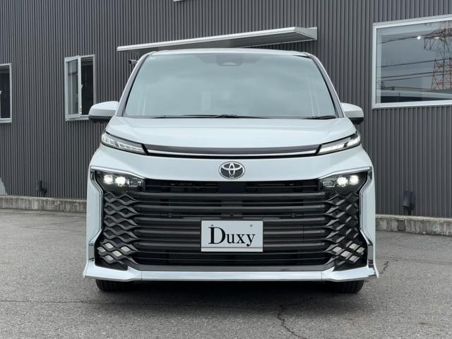 ヴォクシー ハイブリッドＳ－Ｚ　【改モデル！！パノラミックビューモニター！！】３眼ＬＥＤヘッドライト　快適利便パッケージ　アドバンストドライブ　ヘッドアップディスプレイ　デジタルインナーミラー　寒冷地仕様　スペアタイヤ　両側パワスラ（5枚目）