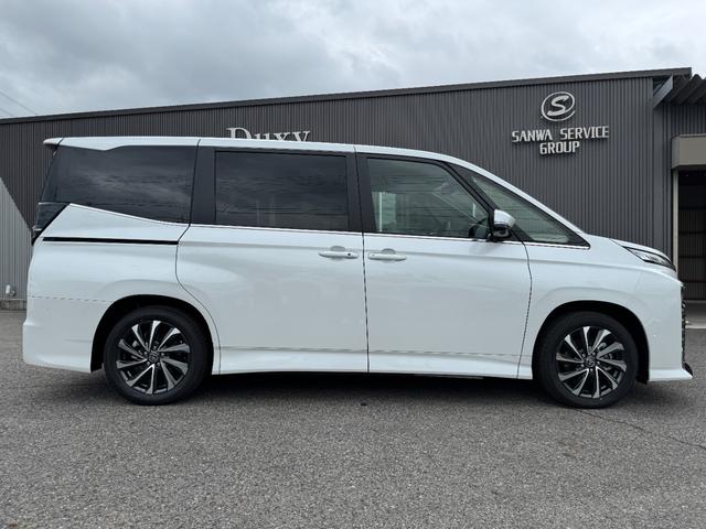 ヴォクシー ハイブリッドＳ－Ｚ　【改モデル！！パノラミックビューモニター！！】３眼ＬＥＤヘッドライト　快適利便パッケージ　アドバンストドライブ　ヘッドアップディスプレイ　デジタルインナーミラー　寒冷地仕様　スペアタイヤ　両側パワスラ（7枚目）