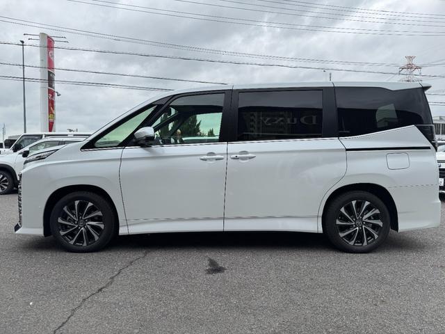 ヴォクシー ハイブリッドＳ－Ｚ　【改モデル！！パノラミックビューモニター！！】３眼ＬＥＤヘッドライト　快適利便パッケージ　アドバンストドライブ　ヘッドアップディスプレイ　デジタルインナーミラー　寒冷地仕様　スペアタイヤ　両側パワスラ（8枚目）