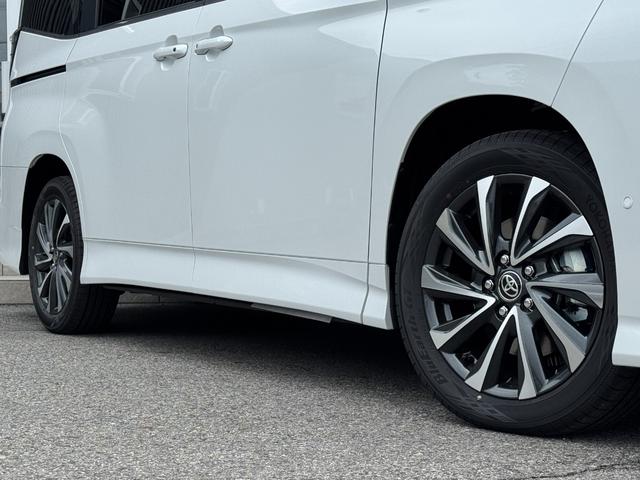 ヴォクシー ハイブリッドＳ－Ｚ　【改モデル！！パノラミックビューモニター！！】３眼ＬＥＤヘッドライト　快適利便パッケージ　アドバンストドライブ　ヘッドアップディスプレイ　デジタルインナーミラー　寒冷地仕様　スペアタイヤ　両側パワスラ（22枚目）