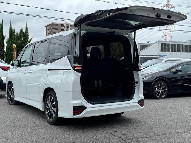 ヴォクシー ハイブリッドＳ－Ｚ　【改モデル！！パノラミックビューモニター！！】３眼ＬＥＤヘッドライト　快適利便パッケージ　アドバンストドライブ　ヘッドアップディスプレイ　デジタルインナーミラー　寒冷地仕様　スペアタイヤ　両側パワスラ（28枚目）