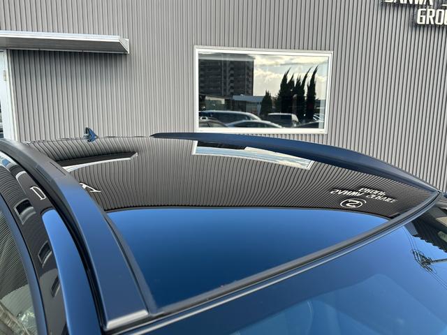 【ガラスルーフ】開放感たっぷりのガラスルーフが装着されています！車内に明かりを取り入れたり景色を楽しむのに、最適です！また、車内には遮光シェードが装備されておりますので、夏の暑い日でも快適に使えます！