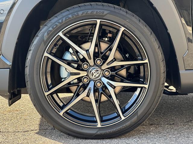 純正アルミホイールをインストールです。もちろん社外品への変更も可能ですのでお気軽にスタッフまでご相談ください！電話番号０５６１−３３−２０３３★タイヤのみの交換も受け付けておりますので、ご相談ください