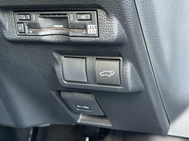 【電動リアゲート】ボタン一つでリアゲートの開閉が可能です！また、スマートキーにもボタンがございますので、遠距離からでも開閉が可能です！運転席からの操作でも開閉が可能となっております！ご体感ください！！