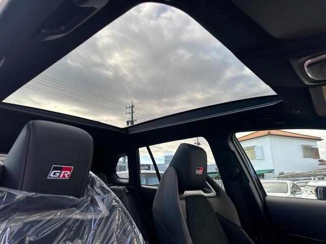 【ガラスルーフ】開放感たっぷりのガラスルーフが装着されています！車内に明かりを取り入れたり景色を楽しむのに、最適です！また、車内には遮光シェードが装備されておりますので、夏の暑い日でも快適に使えます！