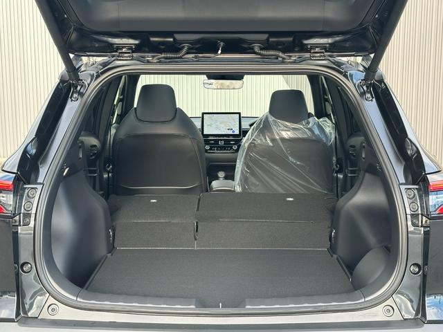 【トランクルーム】リアシートを倒すことで、収納スペースを広げられます！人が横になれるぐらいのスペースです！また、片側だけ後部座席を倒すこともできますので、シチュエーションに合わせて、お使いいただけます