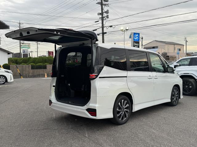 ヴォクシー ハイブリッドＳ－Ｚ　【改モデル！！快適利便パッケージＨｉ！！】１０．５インチディスプレイオーディオ　ＣＤ／ＤＶＤデッキ　三眼ＬＥＤヘッドライト　ユニバーサルステップ　ブラインドスポットモニター　オットマン　シートヒーター（24枚目）