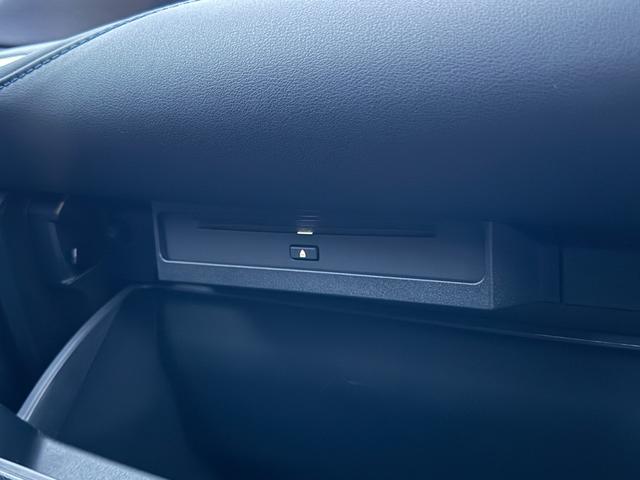 ヴォクシー ハイブリッドＳ－Ｚ　【改モデル！！快適利便パッケージＨｉ！！】１０．５インチディスプレイオーディオ　ＣＤ／ＤＶＤデッキ　三眼ＬＥＤヘッドライト　ユニバーサルステップ　ブラインドスポットモニター　オットマン　シートヒーター（68枚目）