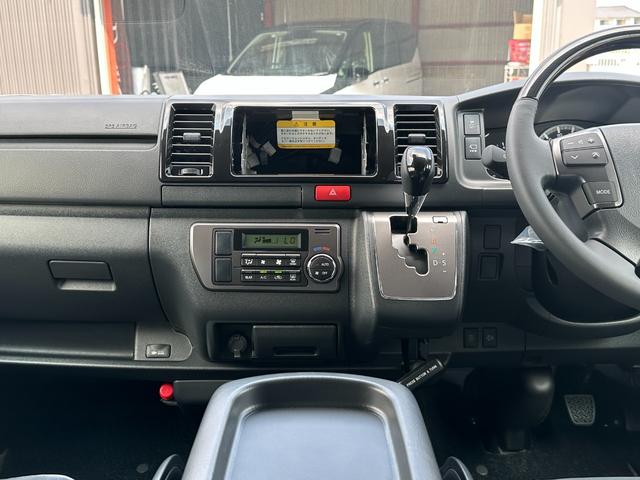 ハイエースバン ロングスーパーGL ダークプライムS 【即納!!特別仕様車!!】 20周年限定スカッフプレート パノラミックビューモニター デジタルインナーミラー 両側パワースライドドア レーンディパーチャーアラート AC100V電源 ハーフレザーシート(42枚目)