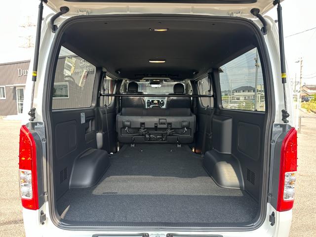 ハイエースバン ロングスーパーGL ダークプライムS 【即納!!特別仕様車!!】 20周年限定スカッフプレート パノラミックビューモニター デジタルインナーミラー 両側パワースライドドア レーンディパーチャーアラート AC100V電源 ハーフレザーシート(79枚目)