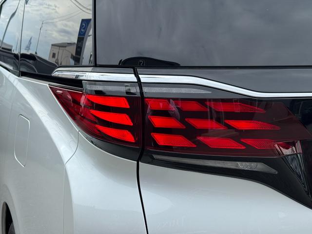 アルファードハイブリッド Ｚ　【左右独立ムーンルーフ！カラーヘッドアップディスプレイ！】アドバンスドパーク１４インチディスプレイオーディオ　１３．２インチフリップダウンモニター　寒冷地仕様　スペアタイヤ　ブラインドスポットモニター（33枚目）