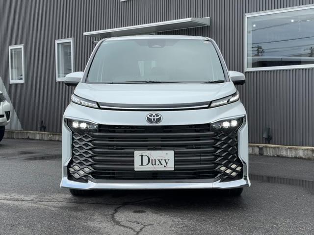 ヴォクシー ハイブリッドＳ－Ｚ　【１３．２インチフリップダウンモニター！！寒冷地仕様！！】ユニバーサルステップ　ブラインドスポットモニター　パノラミックビューモニター　アドバンスドパーク　三眼ＬＥＤヘッドライト　スペアタイヤ　ＨＵＤ（5枚目）