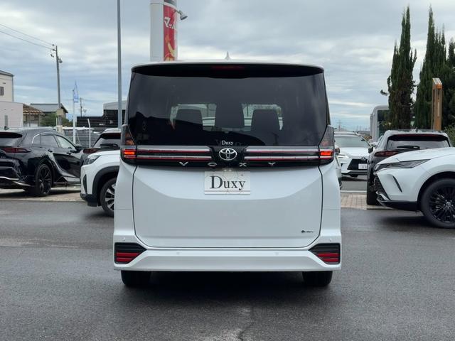 ヴォクシー ハイブリッドＳ－Ｚ　【１３．２インチフリップダウンモニター！！寒冷地仕様！！】ユニバーサルステップ　ブラインドスポットモニター　パノラミックビューモニター　アドバンスドパーク　三眼ＬＥＤヘッドライト　スペアタイヤ　ＨＵＤ（6枚目）