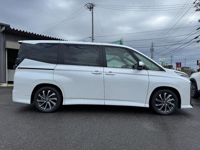 ヴォクシー ハイブリッドＳ－Ｚ　【１３．２インチフリップダウンモニター！！寒冷地仕様！！】ユニバーサルステップ　ブラインドスポットモニター　パノラミックビューモニター　アドバンスドパーク　三眼ＬＥＤヘッドライト　スペアタイヤ　ＨＵＤ（7枚目）