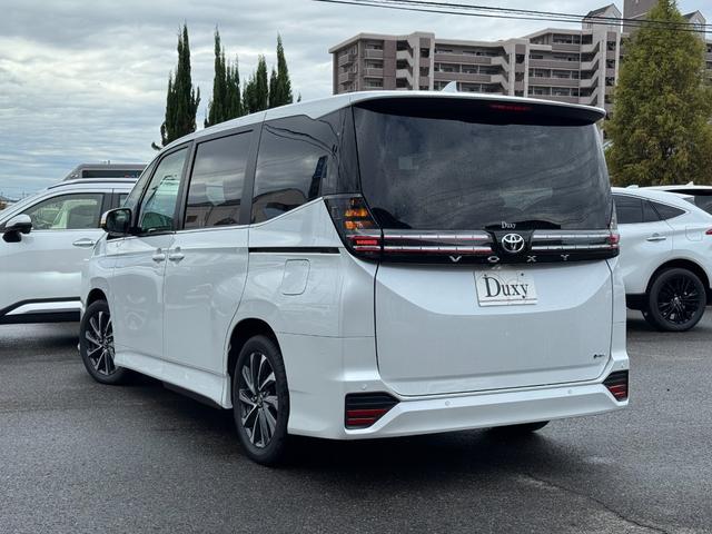 ヴォクシー ハイブリッドＳ－Ｚ　【１３．２インチフリップダウンモニター！！寒冷地仕様！！】ユニバーサルステップ　ブラインドスポットモニター　パノラミックビューモニター　アドバンスドパーク　三眼ＬＥＤヘッドライト　スペアタイヤ　ＨＵＤ（23枚目）