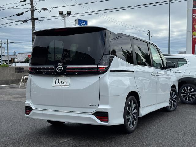 ヴォクシー ハイブリッドＳ－Ｚ　【１３．２インチフリップダウンモニター！！寒冷地仕様！！】ユニバーサルステップ　ブラインドスポットモニター　パノラミックビューモニター　アドバンスドパーク　三眼ＬＥＤヘッドライト　スペアタイヤ　ＨＵＤ（24枚目）