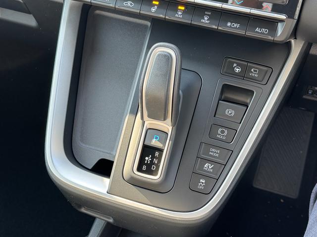 ヴォクシー ハイブリッドＳ－Ｚ　【１３．２インチフリップダウンモニター！！寒冷地仕様！！】ユニバーサルステップ　ブラインドスポットモニター　パノラミックビューモニター　アドバンスドパーク　三眼ＬＥＤヘッドライト　スペアタイヤ　ＨＵＤ（50枚目）