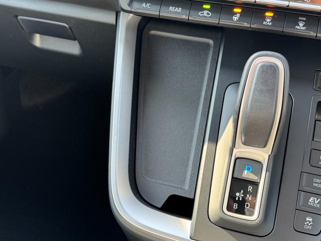 ヴォクシー ハイブリッドＳ－Ｚ　【１３．２インチフリップダウンモニター！！寒冷地仕様！！】ユニバーサルステップ　ブラインドスポットモニター　パノラミックビューモニター　アドバンスドパーク　三眼ＬＥＤヘッドライト　スペアタイヤ　ＨＵＤ（52枚目）