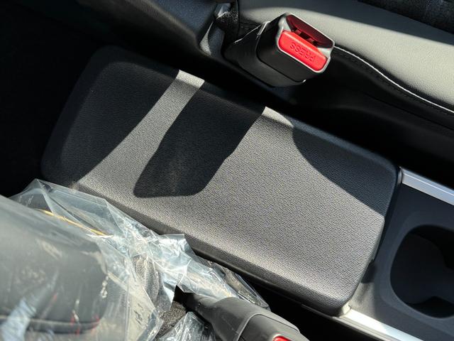 ヴォクシー ハイブリッドＳ－Ｚ　【１３．２インチフリップダウンモニター！！寒冷地仕様！！】ユニバーサルステップ　ブラインドスポットモニター　パノラミックビューモニター　アドバンスドパーク　三眼ＬＥＤヘッドライト　スペアタイヤ　ＨＵＤ（56枚目）