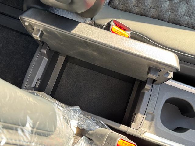 ヴォクシー ハイブリッドＳ－Ｚ　【１３．２インチフリップダウンモニター！！寒冷地仕様！！】ユニバーサルステップ　ブラインドスポットモニター　パノラミックビューモニター　アドバンスドパーク　三眼ＬＥＤヘッドライト　スペアタイヤ　ＨＵＤ（57枚目）