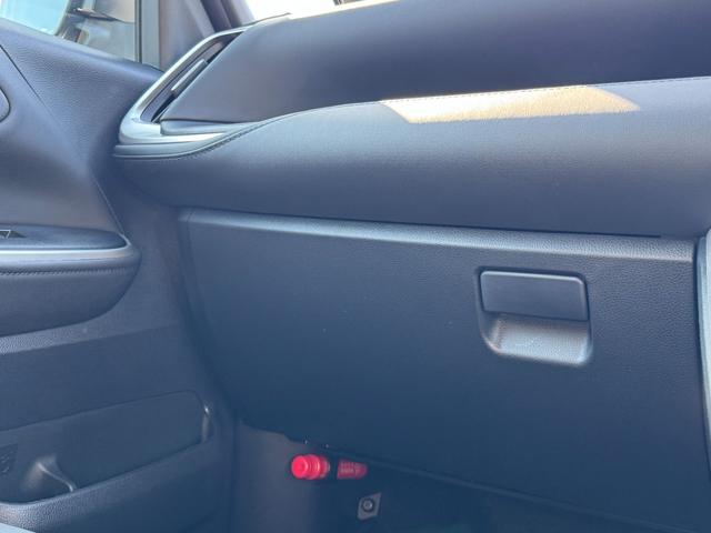 ヴォクシー ハイブリッドＳ－Ｚ　【１３．２インチフリップダウンモニター！！寒冷地仕様！！】ユニバーサルステップ　ブラインドスポットモニター　パノラミックビューモニター　アドバンスドパーク　三眼ＬＥＤヘッドライト　スペアタイヤ　ＨＵＤ（68枚目）