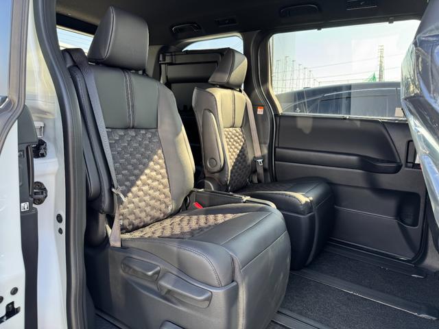 ヴォクシー ハイブリッドＳ－Ｚ　【１３．２インチフリップダウンモニター！！寒冷地仕様！！】ユニバーサルステップ　ブラインドスポットモニター　パノラミックビューモニター　アドバンスドパーク　三眼ＬＥＤヘッドライト　スペアタイヤ　ＨＵＤ（75枚目）