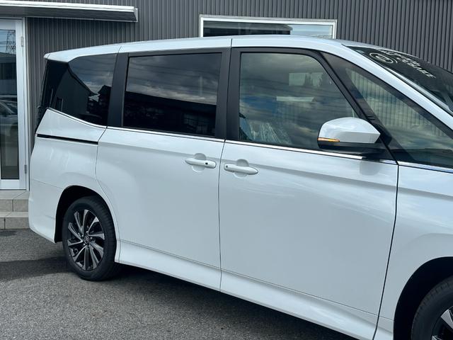 ヴォクシー ハイブリッドＳ－Ｚ　【改モデル！！アドバンスドドライブ！！】ブラインドスポットモニター　ヘッドアップディスプレイ　三眼ＬＥＤヘッドライト　シートヒーター　オットマン　両側パワースライドドア　快適利便パッケージＨｉ　ＥＴＣ（16枚目）