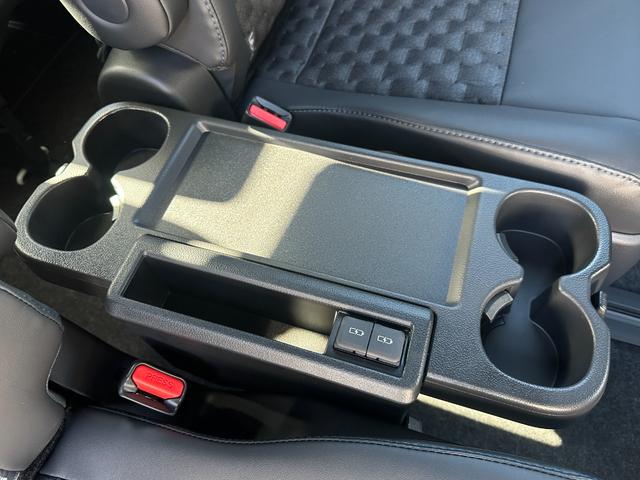 ヴォクシー ハイブリッドＳ－Ｚ　【改モデル！！アドバンスドドライブ！！】ブラインドスポットモニター　ヘッドアップディスプレイ　三眼ＬＥＤヘッドライト　シートヒーター　オットマン　両側パワースライドドア　快適利便パッケージＨｉ　ＥＴＣ（72枚目）