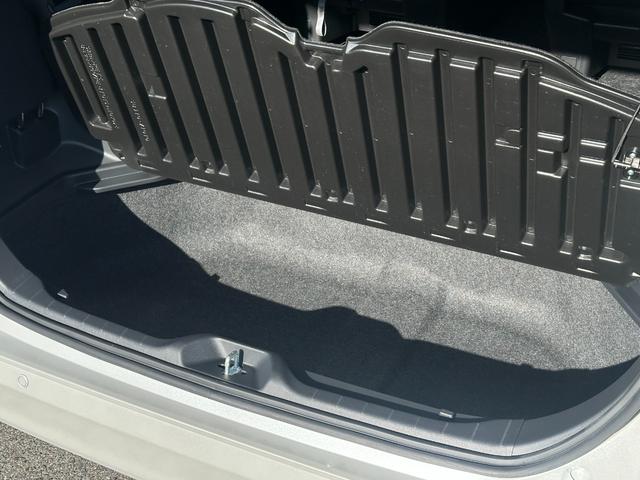 ヴォクシー ハイブリッドＳ－Ｚ　【改モデル！！アドバンスドドライブ！！】ブラインドスポットモニター　ヘッドアップディスプレイ　三眼ＬＥＤヘッドライト　シートヒーター　オットマン　両側パワースライドドア　快適利便パッケージＨｉ　ＥＴＣ（80枚目）