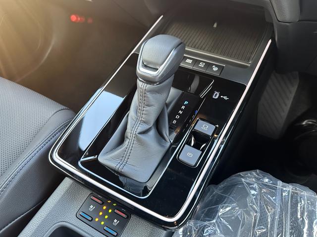 カローラクロス ハイブリッド　Ｚ　【登録済未使用車！パノラマルーフ！】パノラミックビューモニター！　ブラインドスポットモニター　アドバンストパーク　１０．５インチディスプレイオーディオ　ハンズフリーパワーバッグドア　ＡＣ１００Ｖ電源！（53枚目）