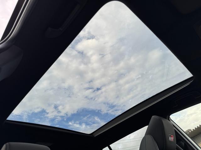 カローラクロス ＧＲスポーツ　【ＧＲスポーツ！専用ブレーキキャリパー！】ハンズフリーパワーバッグドア　パノラミックビューモニター　アドバンスドパーク　１０．５インチディスプレイオーディオ　専用ＧＲスポーツシート　専用アルミホイール（74枚目）