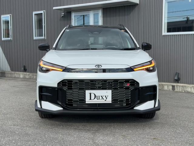 カローラクロス GRスポーツ 【専用ブレーキキャリパー!パノラマルーフ!】パノラミックビューモニター アダプティブハイビーム ハンズフリーパワーバッグドア LEDリアフォグランプ ナノイーX AC100V電源 10.5DA BSM(6枚目)