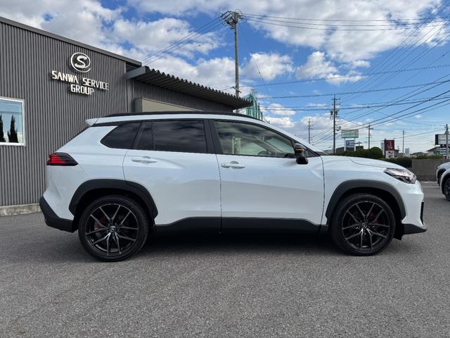 カローラクロス GRスポーツ 【専用ブレーキキャリパー!パノラマルーフ!】パノラミックビューモニター アダプティブハイビーム ハンズフリーパワーバッグドア LEDリアフォグランプ ナノイーX AC100V電源 10.5DA BSM(9枚目)