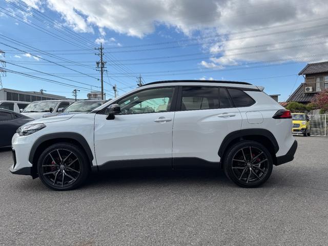 カローラクロス GRスポーツ 【専用ブレーキキャリパー!パノラマルーフ!】パノラミックビューモニター アダプティブハイビーム ハンズフリーパワーバッグドア LEDリアフォグランプ ナノイーX AC100V電源 10.5DA BSM(10枚目)