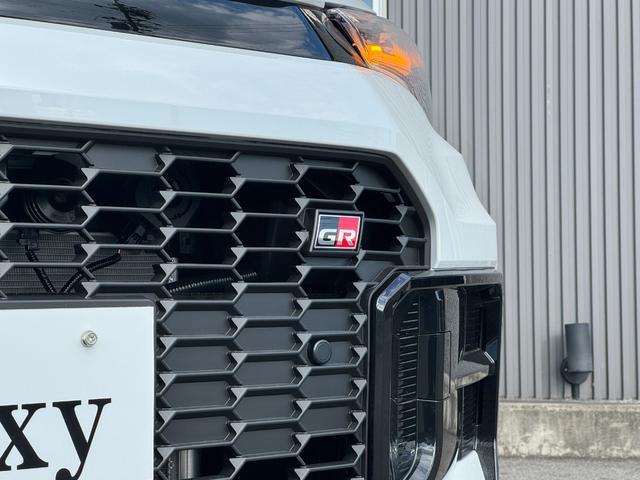 カローラクロス GRスポーツ 【専用ブレーキキャリパー!パノラマルーフ!】パノラミックビューモニター アダプティブハイビーム ハンズフリーパワーバッグドア LEDリアフォグランプ ナノイーX AC100V電源 10.5DA BSM(16枚目)