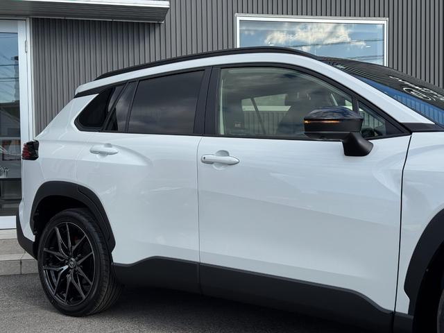 カローラクロス GRスポーツ 【専用ブレーキキャリパー!パノラマルーフ!】パノラミックビューモニター アダプティブハイビーム ハンズフリーパワーバッグドア LEDリアフォグランプ ナノイーX AC100V電源 10.5DA BSM(18枚目)