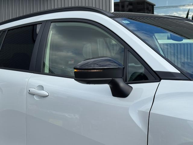 カローラクロス GRスポーツ 【専用ブレーキキャリパー!パノラマルーフ!】パノラミックビューモニター アダプティブハイビーム ハンズフリーパワーバッグドア LEDリアフォグランプ ナノイーX AC100V電源 10.5DA BSM(19枚目)