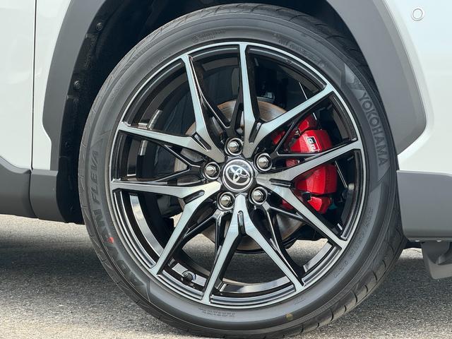 カローラクロス GRスポーツ 【専用ブレーキキャリパー!パノラマルーフ!】パノラミックビューモニター アダプティブハイビーム ハンズフリーパワーバッグドア LEDリアフォグランプ ナノイーX AC100V電源 10.5DA BSM(21枚目)