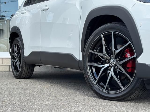 カローラクロス GRスポーツ 【専用ブレーキキャリパー!パノラマルーフ!】パノラミックビューモニター アダプティブハイビーム ハンズフリーパワーバッグドア LEDリアフォグランプ ナノイーX AC100V電源 10.5DA BSM(22枚目)