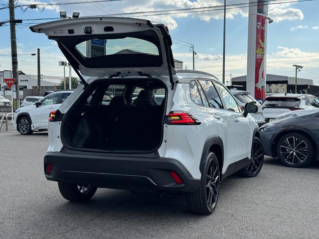 カローラクロス GRスポーツ 【専用ブレーキキャリパー!パノラマルーフ!】パノラミックビューモニター アダプティブハイビーム ハンズフリーパワーバッグドア LEDリアフォグランプ ナノイーX AC100V電源 10.5DA BSM(26枚目)